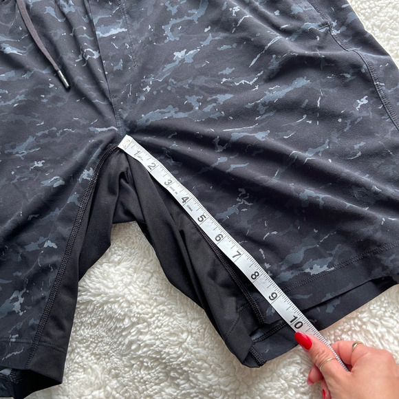 Lululemon Men's Pace Breaker 10" Linerless Shorts Size Large Camp Black - Picture 2 of 7
